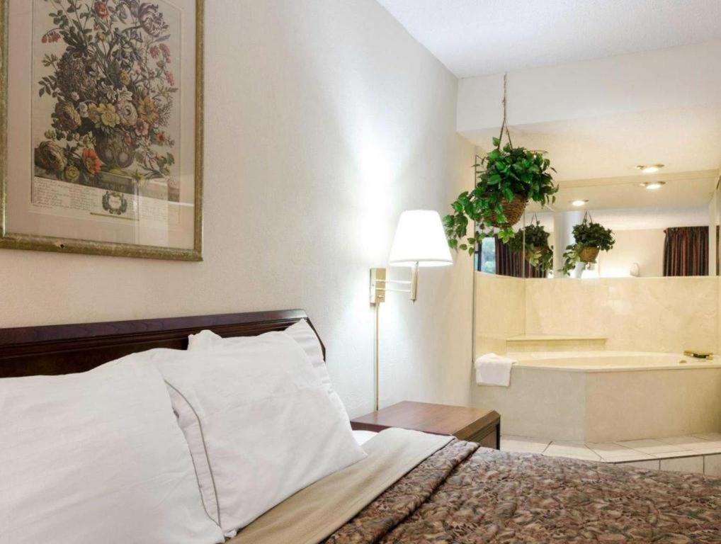 Rodeway Inn Norcross Ngoại thất bức ảnh